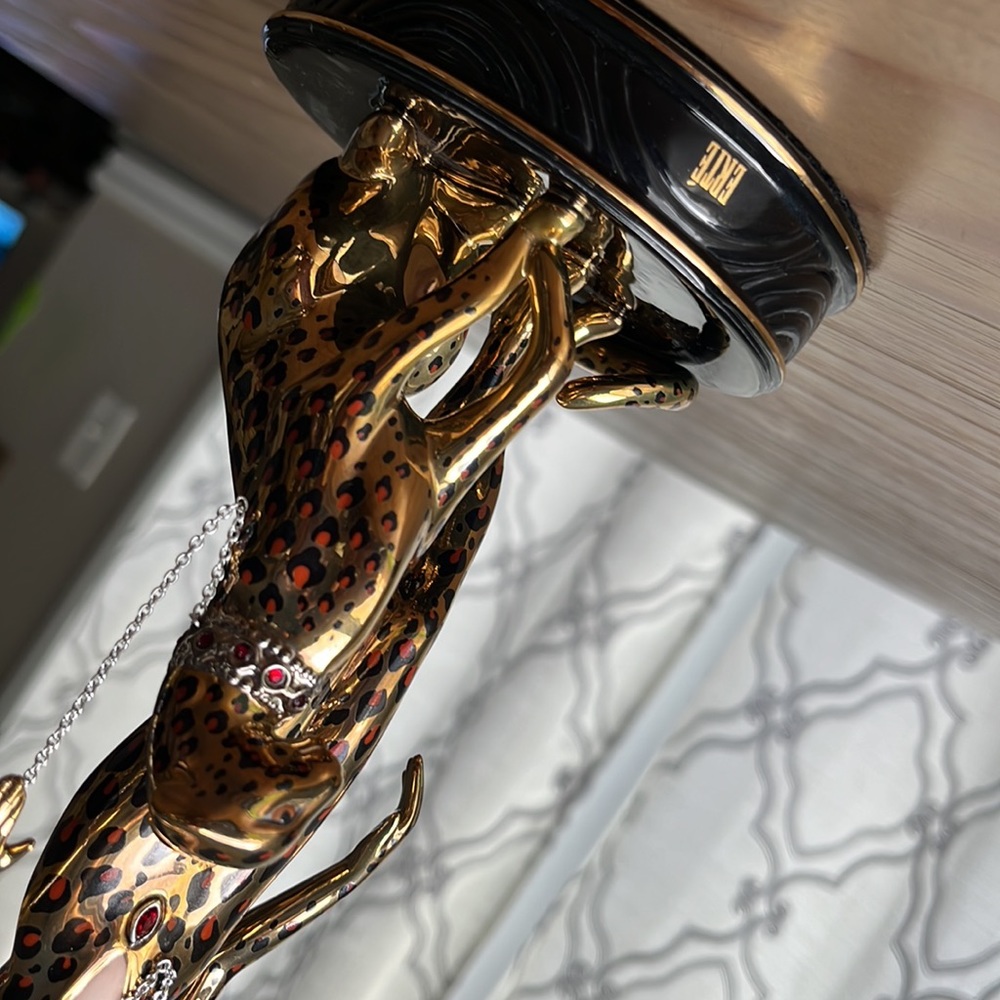 Erte’ Leopard Sculpture Franklin Mint Servenarts. Swarovski Crystals 9 1/2” Tall - Picture 7 of 12